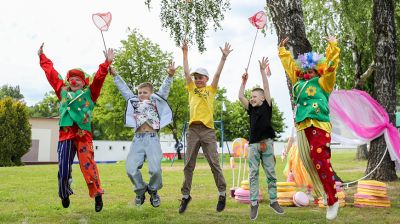 Море эмоций и новые друзья. Как минские школьники проводят первые дни в летнем лагере "Энергетик"