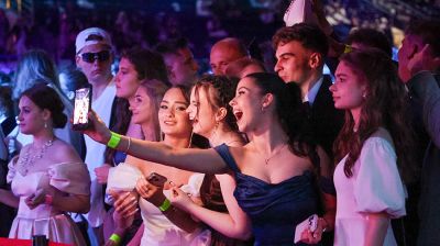 Ярко и красочно в Беларуси прошли выпускные вечера