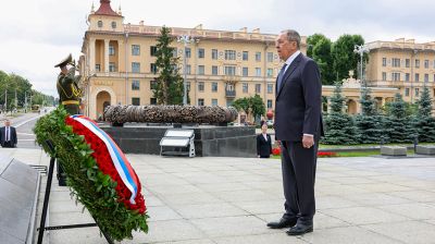 Лавров возложил венок к монументу Победы в Минске