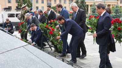 Министры образования стран ШОС возложили цветы к монументу Победы в Минске