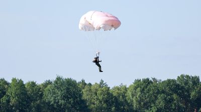 В Бресте стартовал открытый чемпионат Вооруженных Сил Беларуси по парашютному спорту