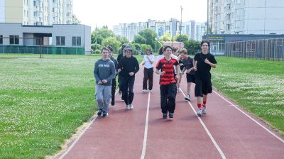 Труд и отдых на каникулах: школьники из лагеря "Лидер" заняты на видовой прополке зерновых культур в СПК Белыничского района