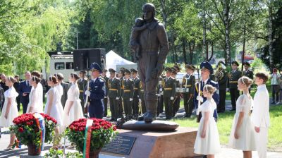 Памятник летчику Александру Мамкину открыли в столичном парке