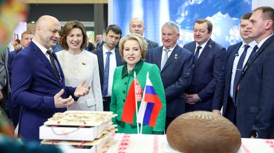 Товары от крупных производителей и ремесленников демонстрируют участникам Форума регионов в Минске