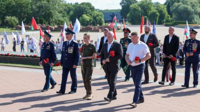 Участники автопробега "Города-герои - города Героев: Дорогами народных ополченцев" возложили цветы в Брестской крепости