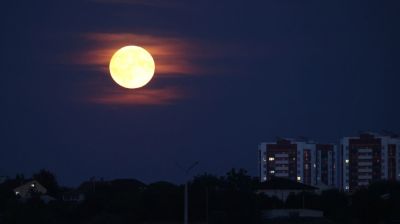 Яркое и завораживающее клубничное полнолуние украсило небо над Беларусью