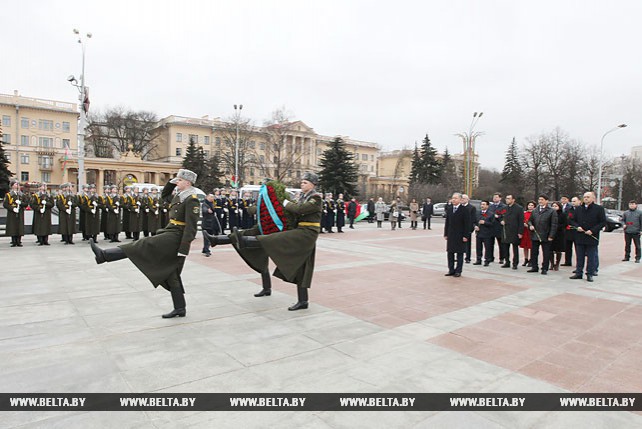 Парламентская делегация Казахстана возложила венок к монументу Победы в Минске