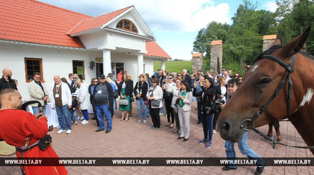 Участники конгресса русской прессы побывали в парке-музее интерактивной истории "Сула"