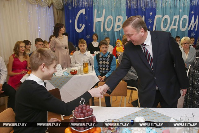 Кобяков вручил новогодние подарки воспитанникам детского дома "Семь я" в Минске