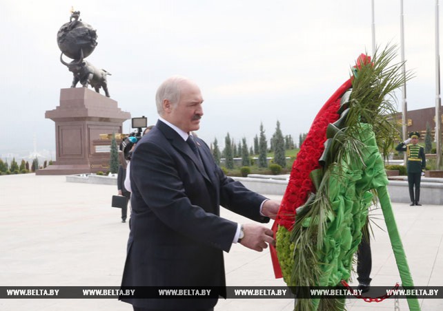 Лукашенко возложил венок к монументу Вечной славы в Ашхабаде