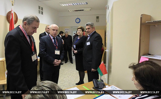 Глава миссии наблюдателей от СНГ посетил участки для голосования в агрогородке Озерцо