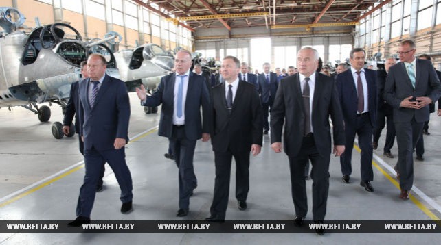 Участники выездного заседания Президиума Совета Министров посетили Оршанский авиаремонтный завод