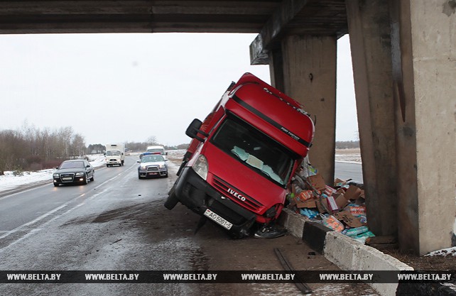 На трассе Минск-Гомель грузовик врезался в опору путепровода