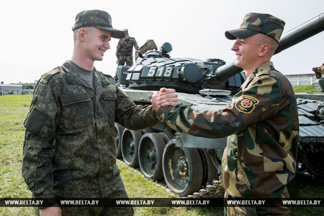Белорусские и российские танкисты отпраздновали профессиональный праздник в Слониме