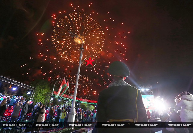 Салют завершил празднование Дня Победы