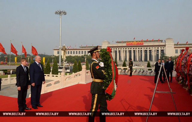 Лукашенко возложил венок к Памятнику народным героям