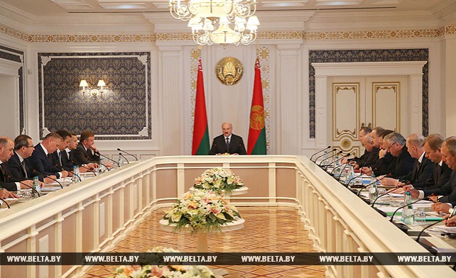 Лукашенко провел совещание по проблемным вопросам развития промышленности строительных материалов