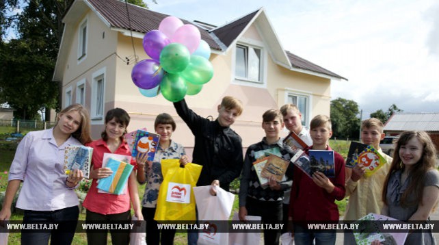 Активисты Полоцкого БРСМ посетили дом семейного типа в деревне Жерносеки