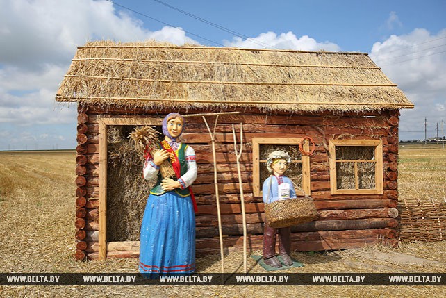 Соломенные скульптуры на полях Беларуси