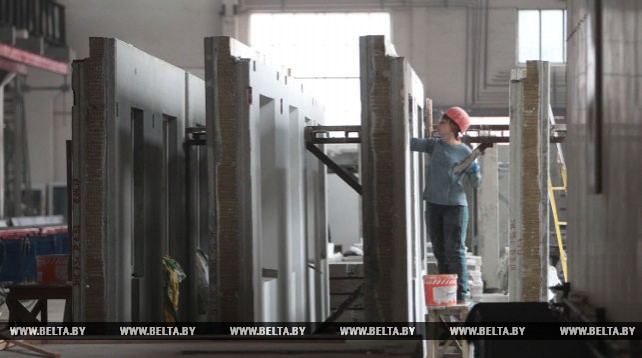 На Хойникском заводе железобетонных изделий установили новую стендовую линию по производству стеновых панелей