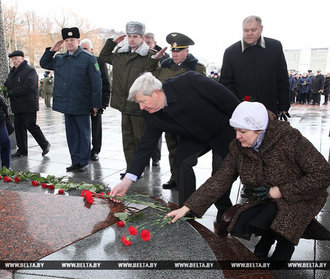 В Витебске в честь Дня защитников Отечества прошла церемония возложения цветов и венков