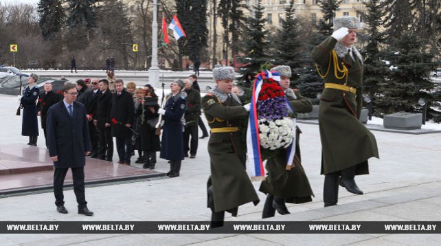 Вучич возложил венок к монументу Победы в Минске