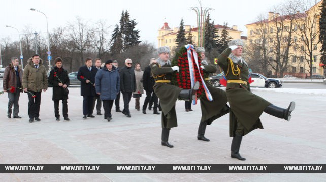 Губернатор Костромской области возложил венок к монументу Победы