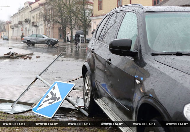 Автомобиль BMW сбил светофор и знак пешеходного перехода в Гродно