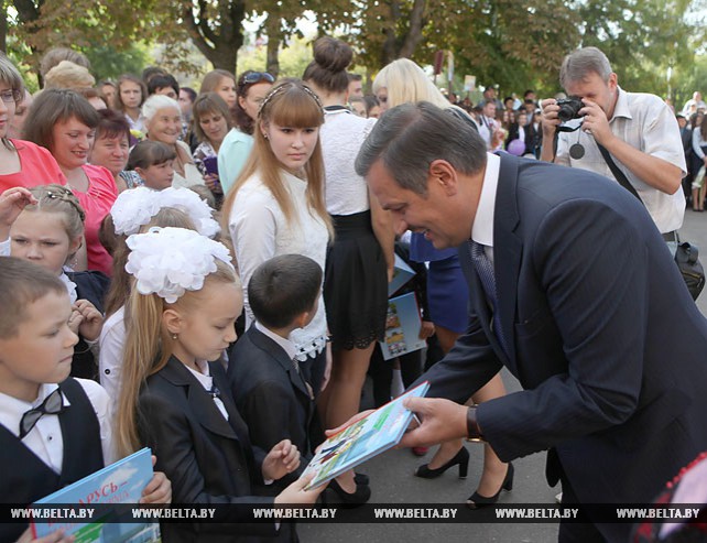 Калинин посетил торжественную линейке, посвященную Дню знаний в СШ №3 города Кричева
