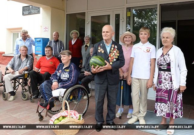 Николай Лукашенко развез первую партию собранного в "Дроздах" урожая