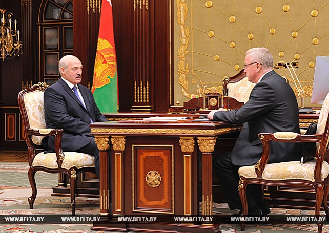 Лукашенко принял с докладом председателя Высшей аттестационной комиссии Геннадия Пальчика