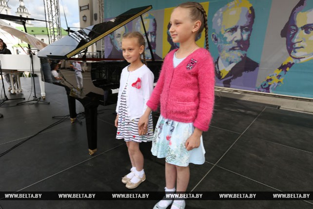 Возле Ратуши в Минске прошла акция "Свободный рояль"