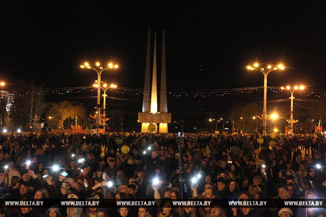 Жители Витебска хором спели песни Победы на центральной площади