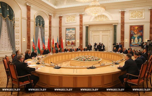 Лукашенко провел переговоры с Президентом Азербайджана в расширенном составе