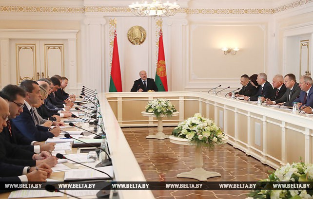 Лукашенко заслушал доклад по вопросам выполнения поручений о стимулировании деловой инициативы