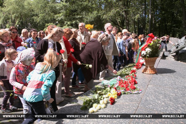 В парке Янки Купалы возложили цветы к памятнику поэту