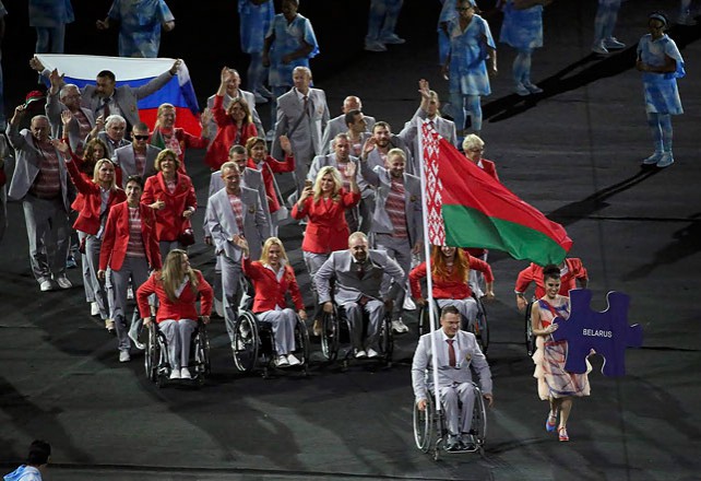 Белорусские атлеты пронесли флаг России в знак солидарности с российскими паралимпийцами - Шепель