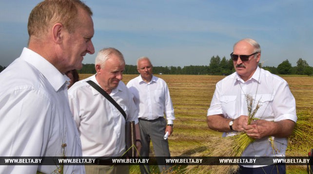 Александр Лукашенко посетил льнопредприятие "Устье" в Оршанском районе
