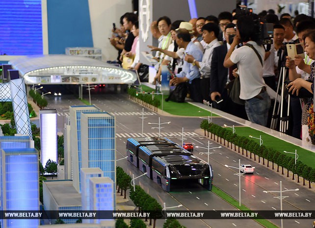 Автобус, способный передвигаться над пробками, представили в Китае