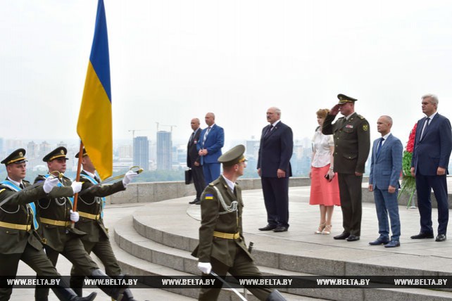 Лукашенко возложил цветы к памятнику Вечной Славы и мемориалу жертв Голодомора в Киеве