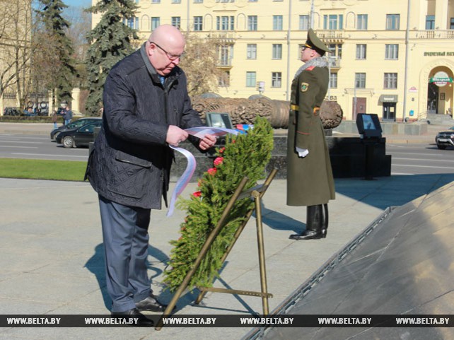 Губернатор Нижегородской области возложил венок к монументу Победы