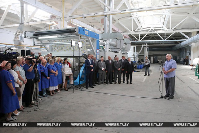 Лукашенко посетил Барановичское производственное хлопчатобумажное объединение
