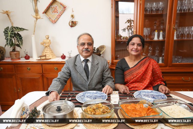 Супруга посла Индии Сушма Саксена рассказала о традиционной индийской кухне