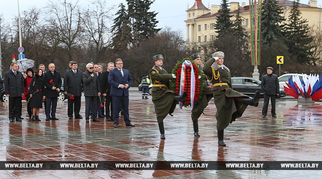 Губернатор Ставропольского края возложил венок к монументу Победы в Минске