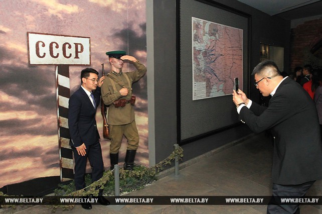Представители китайских СМИ посетили музей ВОВ в Минске
