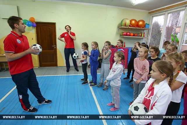 Хоккеисты "Юность-Минск" провели урок физкультуры в столичной гимназии 