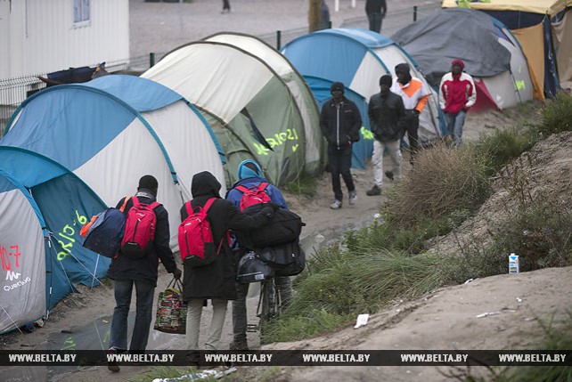 Во Франции демонтируют лагерь для беженцев "Джунгли Кале"