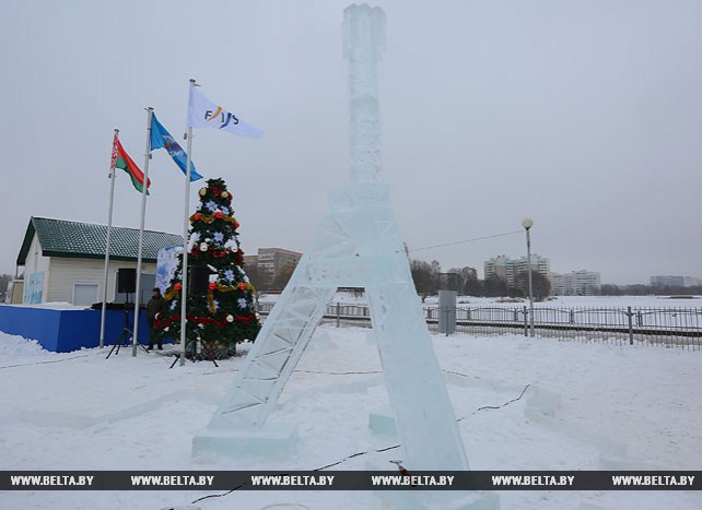 Самая большая в Беларуси скульптура изо льда установлена в "Солнечной поляне" в Минске
 