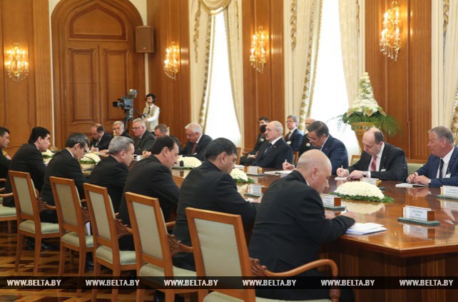 Лукашенко провел переговоры с Бердымухамедовым в расширенном формате