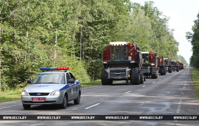 Комбайны из хозяйств-передовиков Гомельской области отправились на помощь в другие районы
